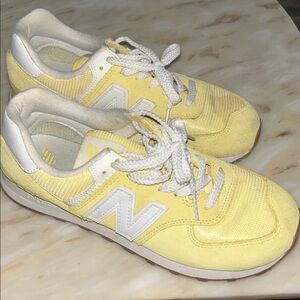 New Balance Womens 574 Suede Sneakers in Lemon Haze Size 9.5